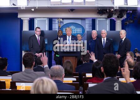 Le président américain Donald J. Trump, joint par les membres du Groupe de travail sur le Coronavirus, fait des remarques sur la crise du Coronavirus dans la Bridy Press Briefing Room de la Maison Blanche à Washington, DC le samedi 21 mars 2020. Crédit: Stefani Reynolds / Pool via CNP /MediaPunch Banque D'Images