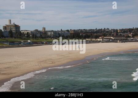 Sydney, Australie. 22 mars 2020. Waverley Council a fermé ses plages dans un effort pour essayer d'empêcher de grands rassemblements de personnes en raison du coronavirus (Covid-19). Photo: Bondi Beach est vide. Crédit: Richard Milnes/Alay Live News Banque D'Images