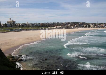 Sydney, Australie. 22 mars 2020. Waverley Council a fermé ses plages dans un effort pour essayer d'empêcher de grands rassemblements de personnes en raison du coronavirus (Covid-19). Photo: Bondi Beach est vide. Crédit: Richard Milnes/Alay Live News Banque D'Images