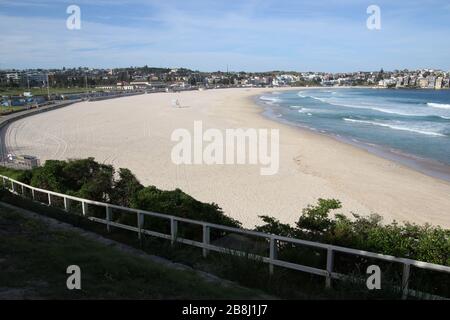 Sydney, Australie. 22 mars 2020. Waverley Council a fermé ses plages dans un effort pour essayer d'empêcher de grands rassemblements de personnes en raison du coronavirus (Covid-19). Photo: Bondi Beach est vide. Crédit: Richard Milnes/Alay Live News Banque D'Images