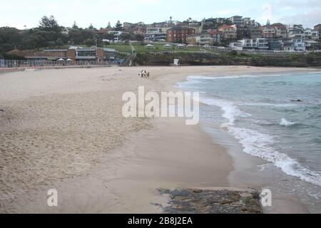 Sydney, Australie. 22 mars 2020. Waverley Council a fermé ses plages dans un effort pour essayer d'empêcher de grands rassemblements de personnes en raison du coronavirus (Covid-19). Photo : Bronte Beach est fermé. Crédit: Richard Milnes/Alay Live News Banque D'Images