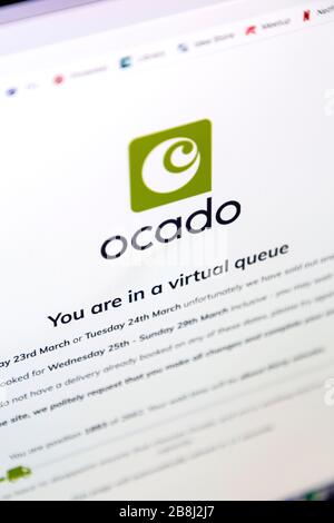 22 mars 2020 - l'épicerie en ligne d'Ocado est submergée par les acheteurs car le coronavirus provoque le verrouillage, les gens font la queue dans une file d'attente virtuelle pour obtenir la garde de l'essentiel, Ocado suspend et limite l'accès au site Web Banque D'Images