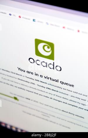 22 mars 2020 - l'épicerie en ligne d'Ocado est submergée par les acheteurs car le coronavirus provoque le verrouillage, les gens font la queue dans une file d'attente virtuelle pour obtenir la garde de l'essentiel, Ocado suspend et limite l'accès au site Web Banque D'Images