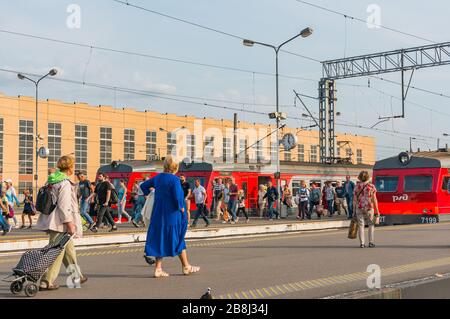 Saint-Pétersbourg, Russie - 08.30.2019: Les passagers sur la plate-forme de la Baltique.certains passagers partent, d'autres attendent leur train. Banque D'Images