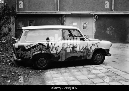 Une voiture à moteur Trabant peinte en Allemagne de l'est stationnée à côté de la gare Friedrich Strasse, près de l'endroit où le mur de Berlin était auparavant en marche. Le mur de Berlin était une barrière construite par la République démocratique allemande (RDA, Allemagne de l'est) à partir du 13 août 1961, qui a complètement coupé Berlin de l'ouest de l'Allemagne de l'est et de Berlin de l'est. Le mur a été ouvert le 9. Novembre 1989 permettant la libre circulation des personnes d'est en ouest. Banque D'Images