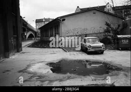 Une voiture à moteur Trabant peinte en Allemagne de l'est stationnée à côté de la gare Friedrich Strasse, près de l'endroit où le mur de Berlin était auparavant en marche. Le mur de Berlin était une barrière construite par la République démocratique allemande (RDA, Allemagne de l'est) à partir du 13 août 1961, qui a complètement coupé Berlin de l'ouest de l'Allemagne de l'est et de Berlin de l'est. Le mur a été ouvert le 9. Novembre 1989 permettant la libre circulation des personnes d'est en ouest. Banque D'Images