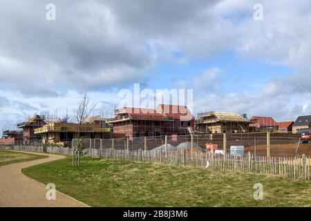 Nouvelles maisons construites sur l'ancien aérodrome de Hucknall et Rolls Royce Test Center, Royaume-Uni. Banque D'Images