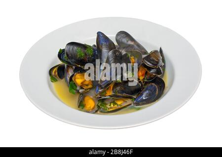 Moules mariniere dans un vin blanc et sauce crème sur un fond blanc isolé avec chemin de découpe Banque D'Images