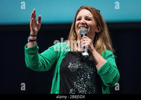 Lucy porter Stand Up Comedian en direct à Bath. Banque D'Images