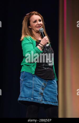 Lucy porter Stand Up Comedian en direct à Bath. Banque D'Images