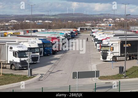 Camions stationnés sur la station de service d'autoroute Kassel à l'autoroute allemande A7 Banque D'Images