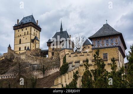 Château de Karlstejn près de la capitale tchèque Prague la nuit Banque D'Images