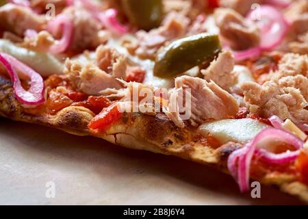 Délicieux Tarte Flamabee traditionnel de la région alsacienne de France avec une fine croûte de pâte, le thon Banque D'Images