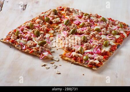 Délicieux Tarte Flamabee traditionnel de la région alsacienne de France avec une fine croûte de pâte, le thon Banque D'Images