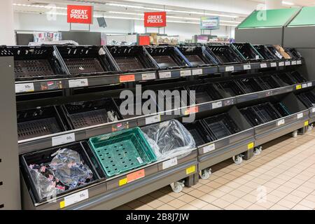 Vider les rayons des supermarchés de produits frais à Sainsbury's des acheteurs paniquent les achats pendant la pandémie de Covid 19 de Coronavirus, Basingstoke, Royaume-Uni, mars 2020 Banque D'Images