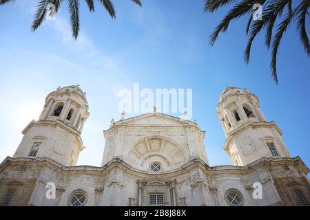 Façade avant de la cathédrale Cadix avec deux tours de cloche Banque D'Images