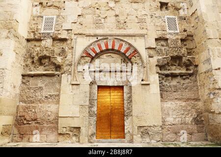 Une des portes orientales de la cathédrale de Cordoue, Andalousie, Espagne Banque D'Images