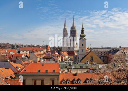 Zagreb, Croatie - 24 février 2019 : toits rouges et cathédrale de Zagreb Banque D'Images