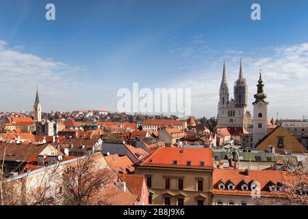 Zagreb, Croatie - 24 février 2019 : toits rouges et cathédrale de Zagreb Banque D'Images