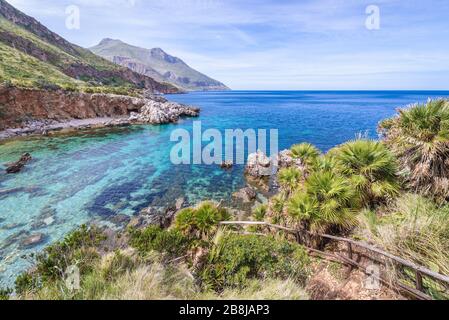 Vue sur la plage de Cala della DISA à Riserva Naturale Orientata dello Zingaro parc naturel au-dessus du golfe de Castellammare, la première réserve de Sicile, Italie Banque D'Images