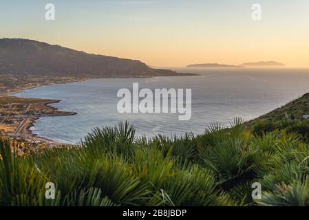 Vue aérienne de la montagne de Cofano dans la réserve naturelle de Monte Cofano avec le village de Corino dans la province de Trapani sur l'île de Sicile en Italie Banque D'Images