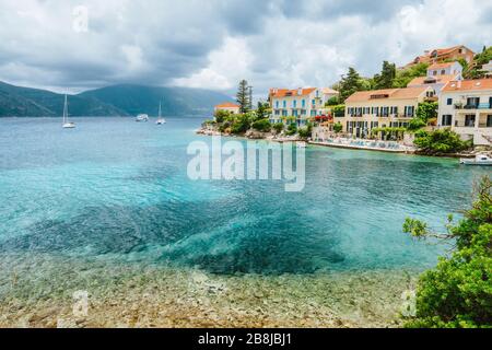 Village de Fiskardo avec de beaux nuages au-dessus de l'île de Céphalonie, Grèce Banque D'Images