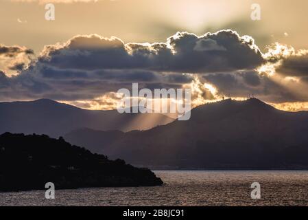 Coucher de soleil sur la mer Tyrrhénienne vue de Zafferano cap près de Santa Flavia sur l'île Sicile en Italie, vue avec Pellegrino montagne sur fond Banque D'Images