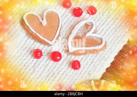 Concept d'amour avec les baies rouges sous forme de coeur et les cookies sous forme de coeur sur un fond blanc lié. Baies rouges mûres et gâteaux Banque D'Images