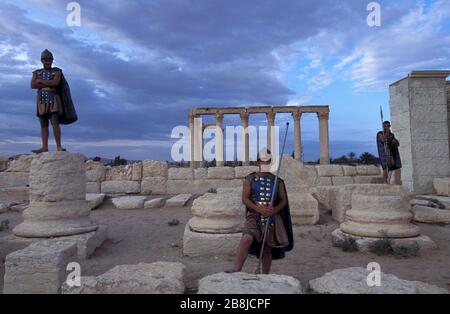 Syriens vêtus de romaines dans l'ancienne ville araméenne de Palmyra. Tadmur, Syrie. Patrimoine mondial de l'UNESCO Banque D'Images