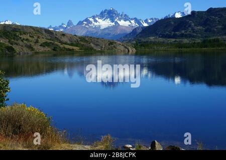 Cerro Castillo réfléchissant dans le lac, Parc National Cerro Castillo, Patagonia, Chili Banque D'Images