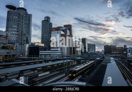 Vue sur la gare JR d'Osaka, dans l'après-midi en direction de l'ouest. Osaka, Japon. Banque D'Images