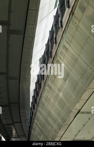 Gros plan sur un pont routier en béton surélevé au centre d'Osaka, au Japon Banque D'Images