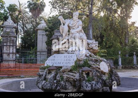 Fontaine d'eau sculptée Fontana del Genio de 1778 dans le parc Villa Giulia également connu sous le nom de Villa del Popolo ou Villa Flor dans la ville de Palerme sur la Sicile, Italie Banque D'Images