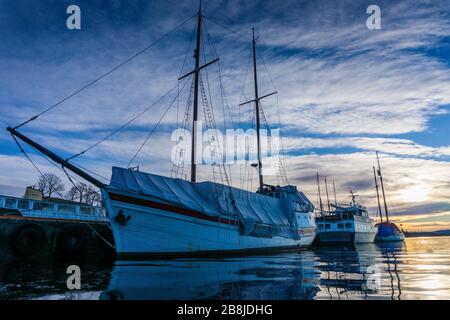 Un bateau de voile à deux mâts a été attaché pour l'hiver dans le port d'Oslo, en Norvège. Banque D'Images