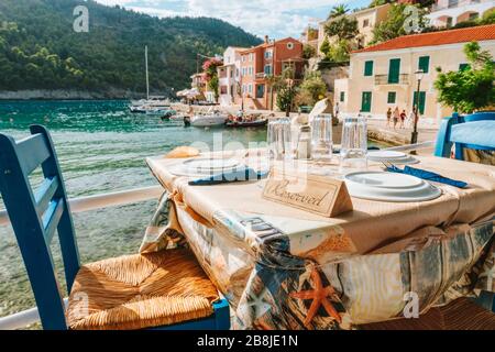 Table réservée dans la taverne grecque du village de pêcheurs d'Assos, île de Céphalonie, Grèce Banque D'Images