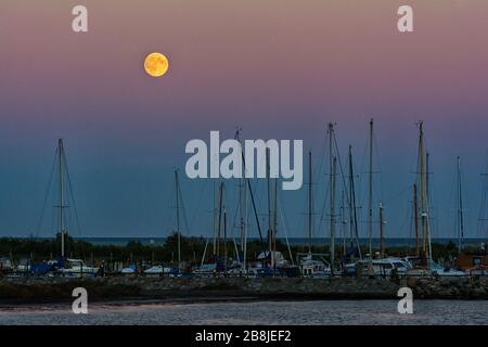 Marina Fehmarnsund sur l'île de Fehmarn dans la mer Baltique dans la lune Banque D'Images