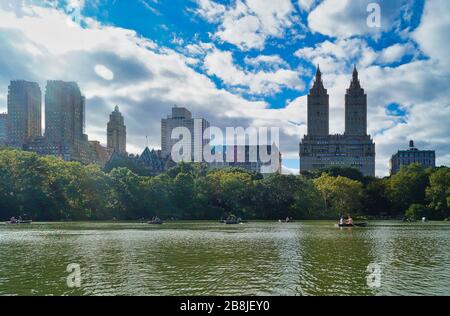 Bateaux avec des gens dans le Central Park de New York d'un point de vue inférieur juste au-dessus de l'eau. Banque D'Images