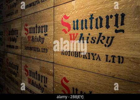 Plaques en bois avec le nom de marque Suntory Whisky dans le musée de la distillerie Yamazaki, Mishima, Osaka, Japon. Banque D'Images
