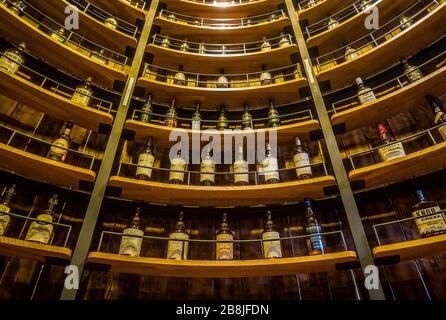 Bouteilles de whisky dans le musée de la distillerie Yamazaki à Mishima, Osaka, Japon. Banque D'Images