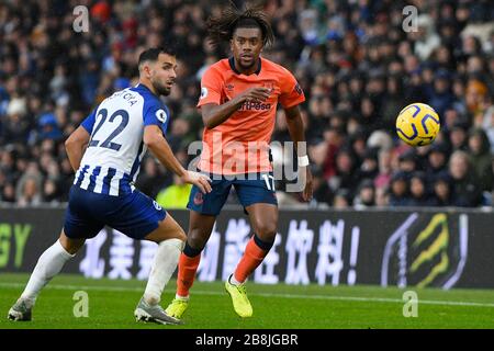 Alex Iwobi d'Everton et Davy Propper de Brighton et Hove Albion en action - Brighton et Hove Albion / Everton, Premier League, Amex Stadium, Brighton, Royaume-Uni - 26 octobre 2019 usage éditorial seulement - les restrictions DataCo s'appliquent Banque D'Images