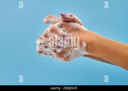 Femme lave ses mains avec du savon. Banque D'Images