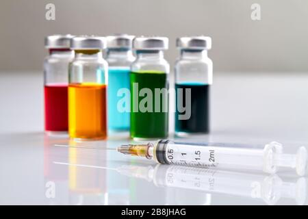 Sirop et bouteilles avec médicaments de couleur. Banque D'Images