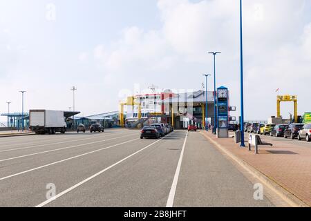 Dagebüll, Allemagne - 5 mars 2020: Vue panoramique sur le terminal de ferry à marée basse, ferry UTHLANDE amarré, voitures en ligne. Banque D'Images