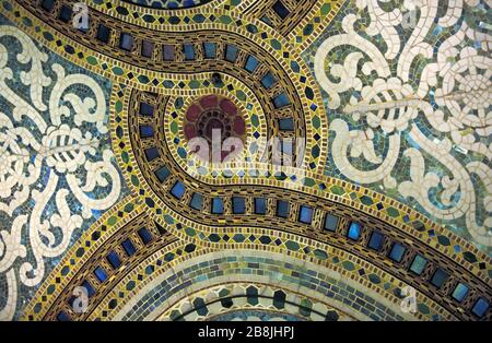 Plafond du centre culturel de Chicago. Preston Bradley Hall. Le plus grand plafond dôme en vitrail au monde par Tiffany. Chicago, États-Unis Banque D'Images