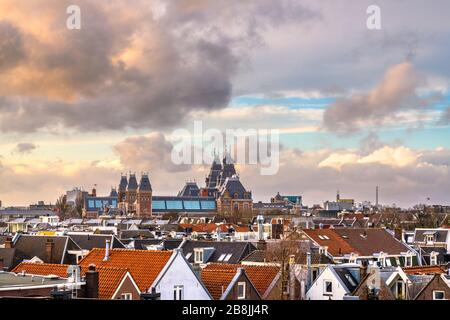 Amsterdam, Pays-Bas vue sur le paysage urbain de Pijp au crépuscule. Banque D'Images