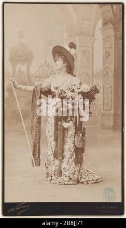 Sarah Bernhardt dans le rôle de Tosca Nadar (Gaspard-Félix Tournachon, dit). Sarah Bernhardt dans le rôle de Tosca. Papier aluminé. 1887. Paris, Maison de Victor Hugo. Banque D'Images