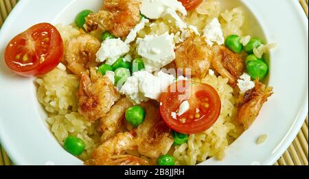 Orzo grec et crevettes grillées, alod avec vinaigrette moutarde-Dill Banque D'Images