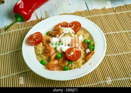 Orzo grec et crevettes grillées, alod avec vinaigrette moutarde-Dill Banque D'Images