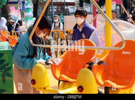 Tokyo, Japon. 22 mars 2020. Un employé du parc d'attractions Toshimaen désinfecte une machine de divertissement avec de l'alcool au parc de Tokyo le dimanche 22 mars 2020. Le parc d'attractions Toshimaen a repris ses activités le 21 mars après 20 jours de fermeture par crainte de l'éclosion du nouveau coronavirus. Crédit: Yoshio Tsunoda/AFLO/Alay Live News Banque D'Images