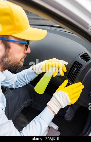 Conduit d'air de grille d'aération pour voiture nettoyante pour homme avec liquide de désinfection. Banque D'Images